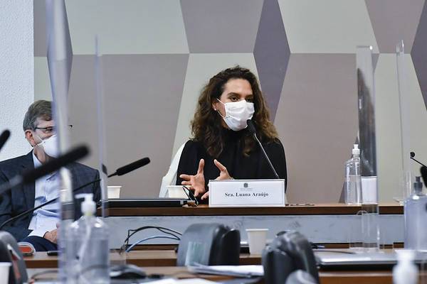 Infectologista bate de frente com Senador Girão e diz que tratamento precoce não tem lógica